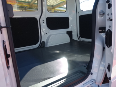 NV200バネットバン(ニッサン)ディーラー試乗車 後席内装