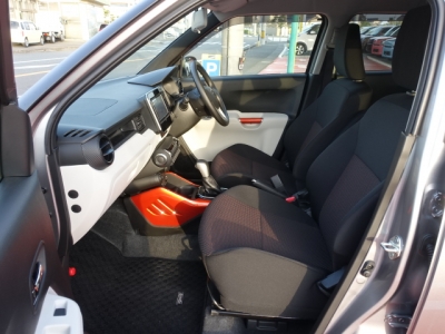 イグニス(スズキ)ディ-ラ-試乗車 前席内装