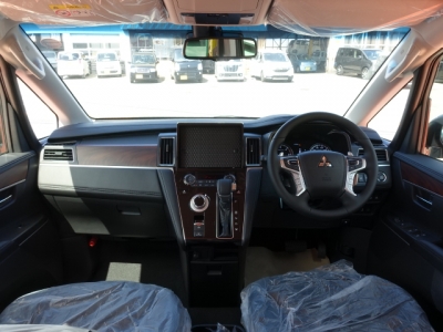 デリカD:5 4WD(三菱)登録済未使用車 内外装写真