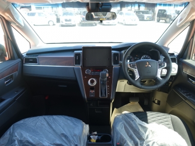 デリカD:5 4WD(三菱)登録済未使用車 後席から見た前席