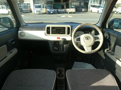 ミラトコット(ダイハツ)ディーラｰ試乗車 後席から見た前席
