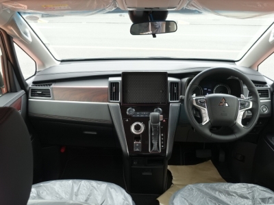 デリカD:5 4WD(三菱)登録済未使用車 内外装写真