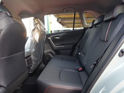 ＲＡＶ４(トヨタ)登録済未使用車 後席内装