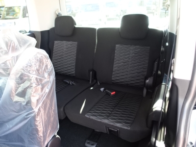 デリカD:5 4WD(三菱)登録済未使用車 後席から見た前席