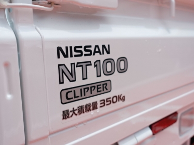 NT100クリッパー(ニッサン)届出済未使用車 後席から見た前席