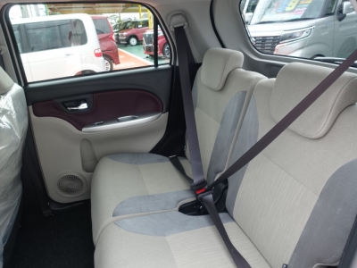 キャスト(ダイハツ)新車見本展示有 後席内装