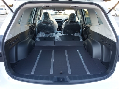 フォレスター(スバル)新車見本展示無 内外装写真他2