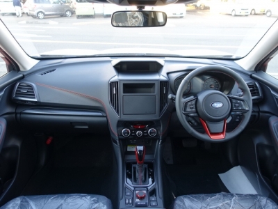 フォレスター(スバル)新車見本展示無 後席から見た前席