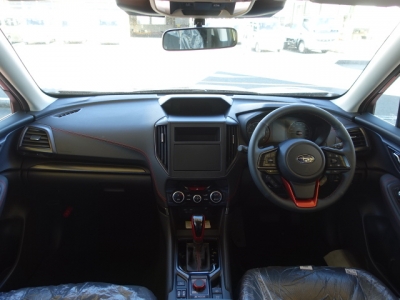 フォレスター(スバル)新車見本展示無 後席から見た前席