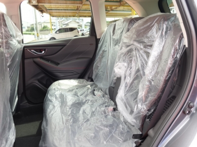 フォレスター(スバル)新車見本展示無 後席内装