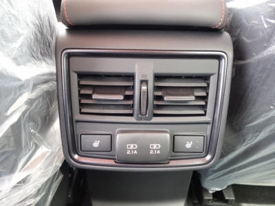 フォレスター(スバル)新車見本展示無 後席から見た前席