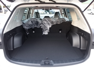 フォレスター(スバル)新車見本展示無 内外装写真他1