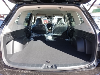 フォレスター(スバル)新車見本展示無 内外装写真他2