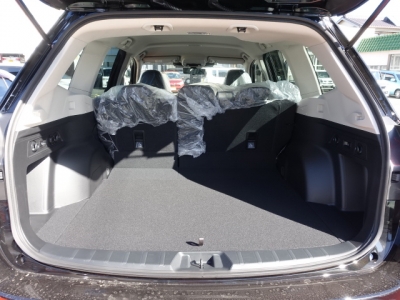 フォレスター(スバル)新車見本展示無 内外装写真他1