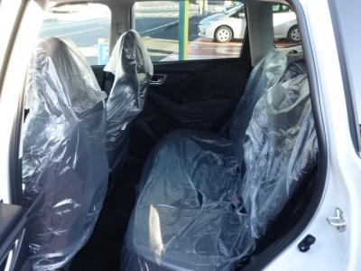 フォレスター(スバル)新車見本展示無 後席から見た前席