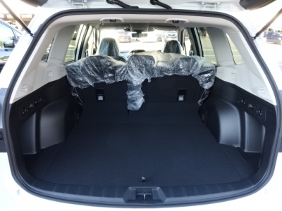 フォレスター(スバル)新車見本展示無 内外装写真他1