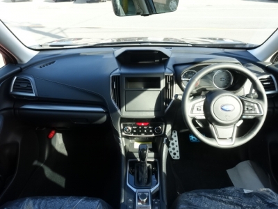 フォレスター(スバル)新車見本展示無 後席から見た前席