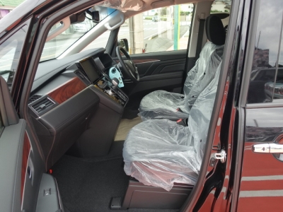 デリカD:5 4WD(三菱)登録済未使用車 前席内装