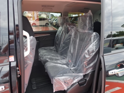 デリカD:5 4WD(三菱)登録済未使用車 後席内装