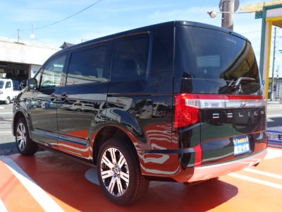デリカD:5 4WD(三菱)レンタ登録済未使用車 後方