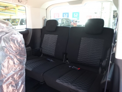 デリカD:5 4WD(三菱)レンタ登録済未使用車 後席から見た前席