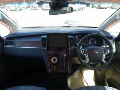 デリカD:5 4WD(三菱)レンタ登録済未使用車 内外装写真他１