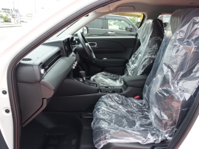 ヴェゼル(ホンダ)未使用車展示有 前席内装
