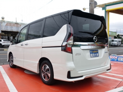 セレナ(ニッサン)登録済未使用車 後方