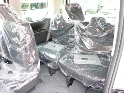 セレナ(ニッサン)登録済未使用車 後席から見た前席