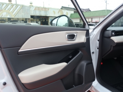 ヴェゼル(ホンダ)登録済未使用車 後席から見た前席