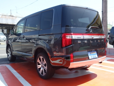 デリカD:5 4WD(三菱)レンタ登録済未使用車 後方