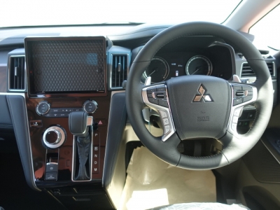 デリカD:5 4WD(三菱)レンタ登録済未使用車 内外装写真他１