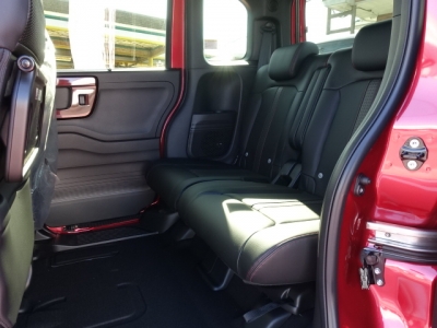 N-BOXカスタム(ホンダ)届出済未使用車 後席内装