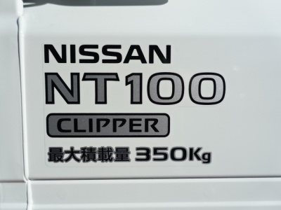 NT100クリッパー(ニッサン)届出済未使用車 後席から見た前席