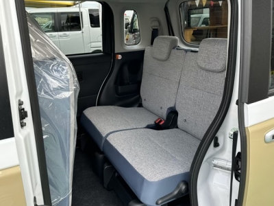 ムーヴキャンバス(ダイハツ)届出済未使用車 後席から見た前席