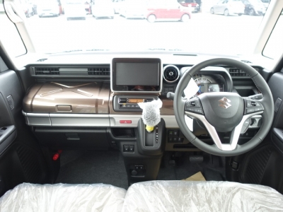 スペーシアギア(ダムド)新車見本展示有 後席から見た前席