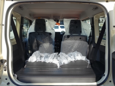 ジムニー(ダムド)新車見本展示無 後席から見た前席