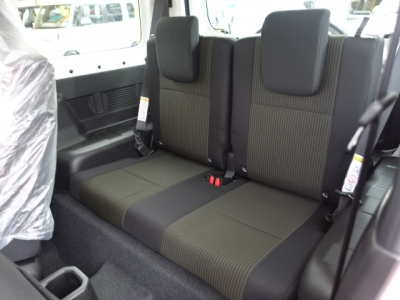 ジムニー(ダムド)新車見本展示無 後席から見た前席