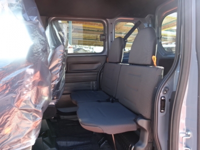 N-VAN(ダムド)新車見本展示無 後席内装