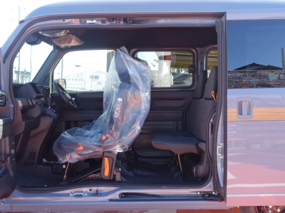 N-VAN(ダムド)新車見本展示無 後席から見た前席