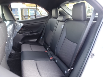 ヤリスクロス(トヨタ)登録済未使用車 後席から見た前席