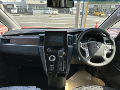デリカD:5 4WD(三菱)登録済未使用車 後席から見た前席