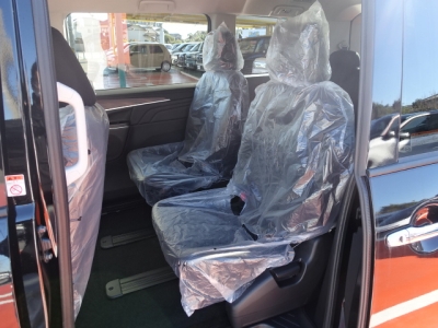 デリカD:5 4WD(三菱)登録済未使用車 後席内装