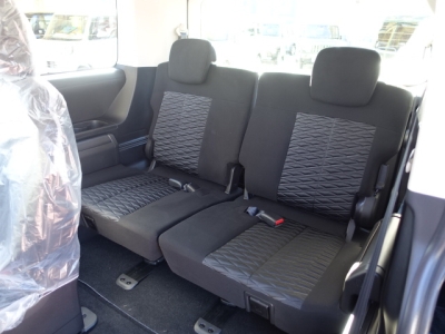 デリカD:5 4WD(三菱)登録済未使用車 後席から見た前席