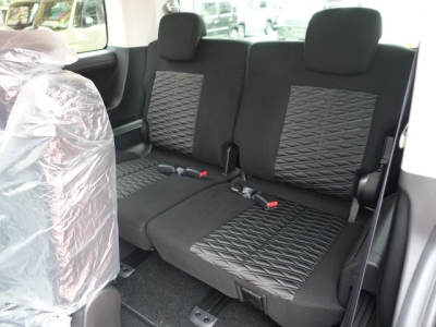 デリカD:5 4WD(三菱)登録済未使用車 後席から見た前席
