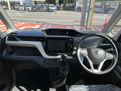 ソリオ(スズキ)登録済未使用車 後席から見た前席