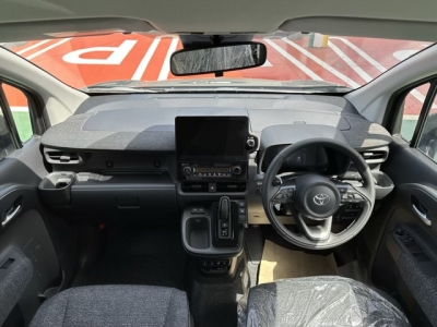 シエンタ(トヨタ)登録済未使用車 後席から見た前席