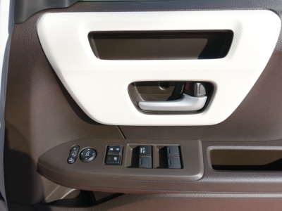 N-BOX(ホンダ)届出済未使用車 後席から見た前席