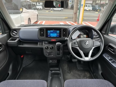 アルト(スズキ)ディーラ-試乗車 後席から見た前席