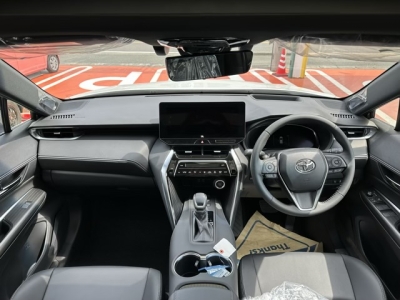 ハリアー(トヨタ)登録済未使用車 後席から見た前席
